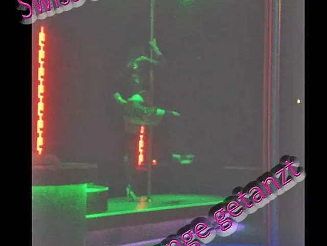 Ich aze inder Kontaktbar als Dabeltanz-Girl-Hobbyhure an der Stange