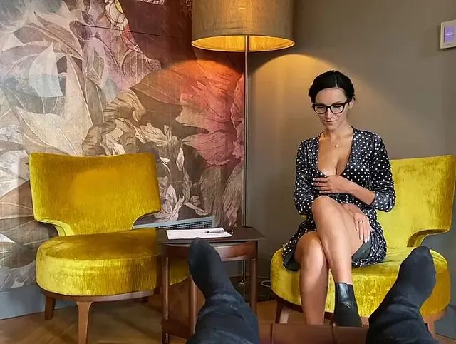Sex-Therapie mit einem Sexualpsychologen in einem Cordkleid