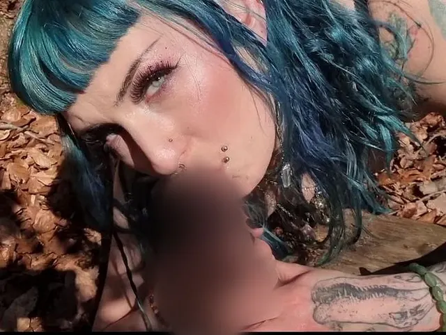 GOTHGIRL sagt dir wie du WICHSEN sollst! PISSE auf DILDO und BLASEN mit GESPALTENER ZUNGE!!
