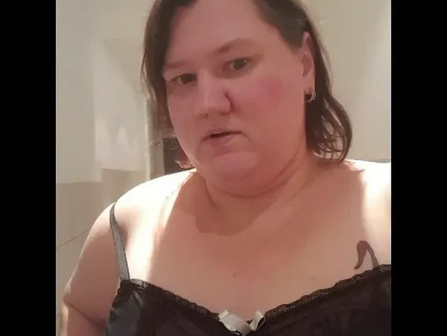 GEIL IN DENN HAUSEINGANG GEPISST MIT GUMMISTIEFEL GEIL .
