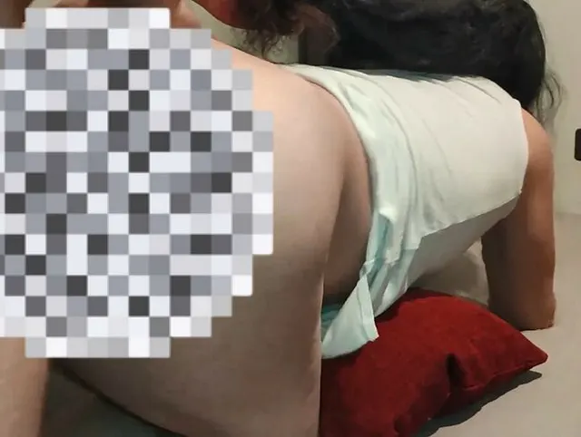 Reife MILF sagt: „Ich habe einen besseren Ort zum Abspritzen für dich als deine Freundin.“