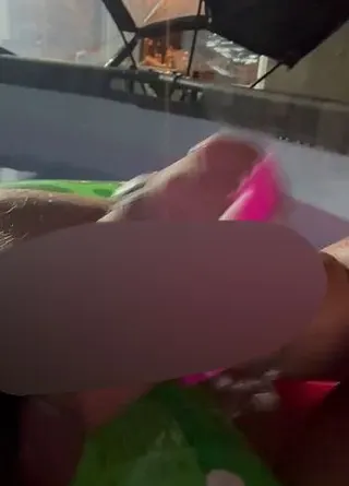 Letzter Teil von dem Abenteuer im Pool ??? und ja er durfte dann spritzen