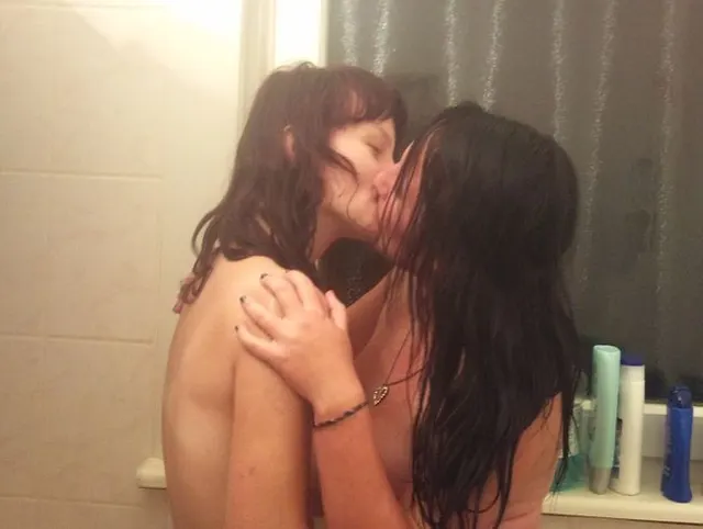 2Frauen küßen sich