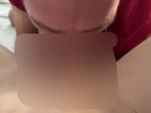 Daddy, der Schwuchtel, liebt es, Sperma zu schlucken.