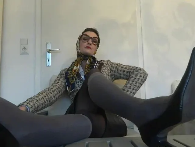 Strenge Käsefuß Zucht für den Strumpfdieb!