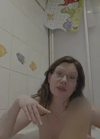 Badewanne/Blasen/ selbst ficken