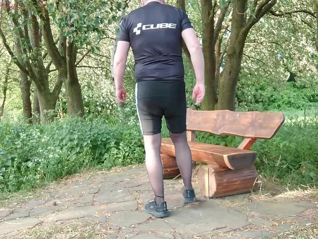 Pause in Strumpfhose auf der Radtour 1