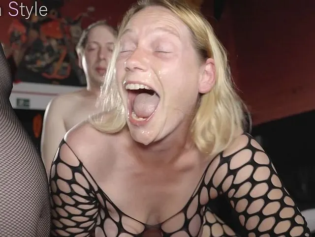 Vollgespermt bei der Gangbang im Pornokino