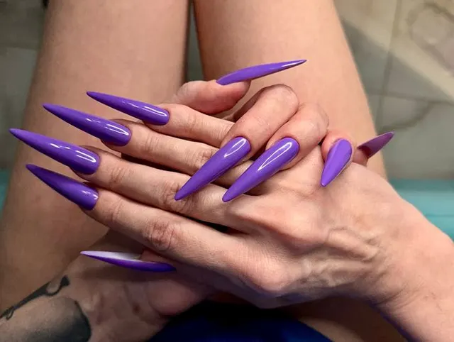 Neue längere Form und neue violette Farbe, Krallen, lange flexible Finger breite Handflächen, Haut kratzen