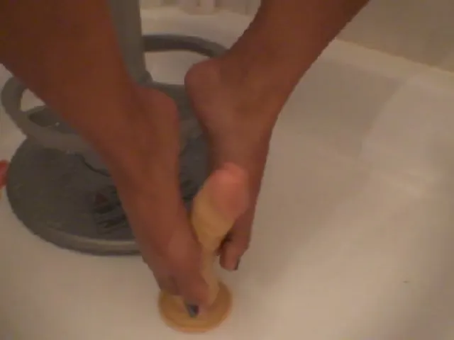 mit dem Saugdildo in der Dusche und noch gepisst