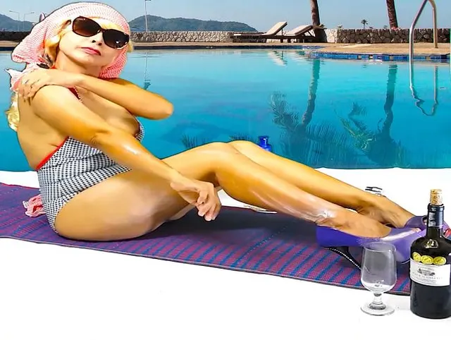 Rollenspiele - Arrogante Frau beim Sonnenbaden