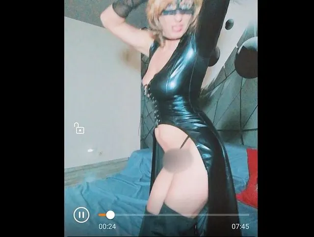 Catwoman serviert ihren Kater ab....( (  hoch eroisch )) Wet - look  und Overknee