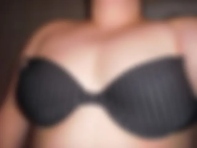 Titten freigelgt und von der Bluse und dem