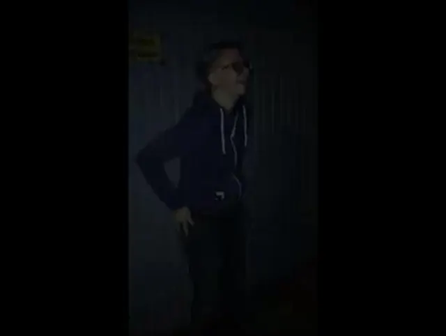 Pissen mitten im Dorf Publick