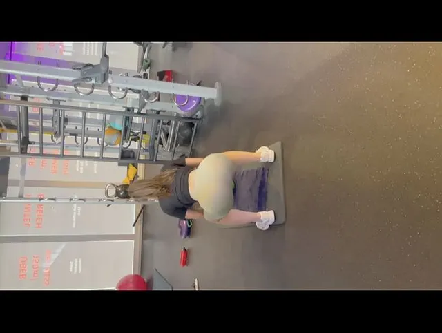 Öffentlicher Sex nach dem Gym im Solarium