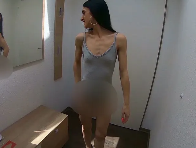 Old-Guy fickt kleines, ultramageres skinny Teeny-Girl auf dem Hocker gnadenlos durch...