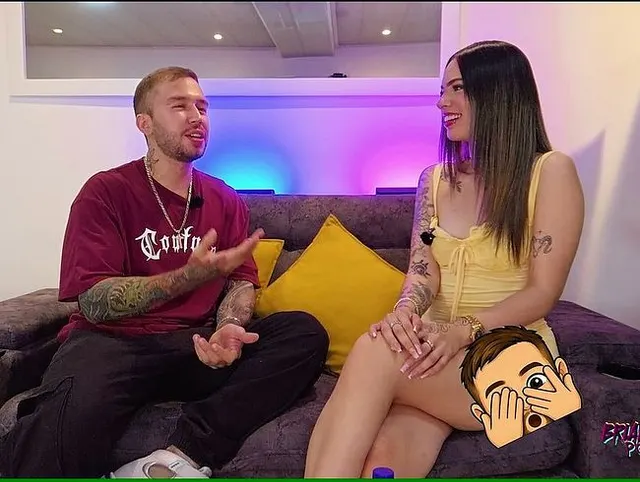 Kolumbianische Latina-Blondine gerät während eines Interviews in Wallung und vögelt Brian Evans mit
