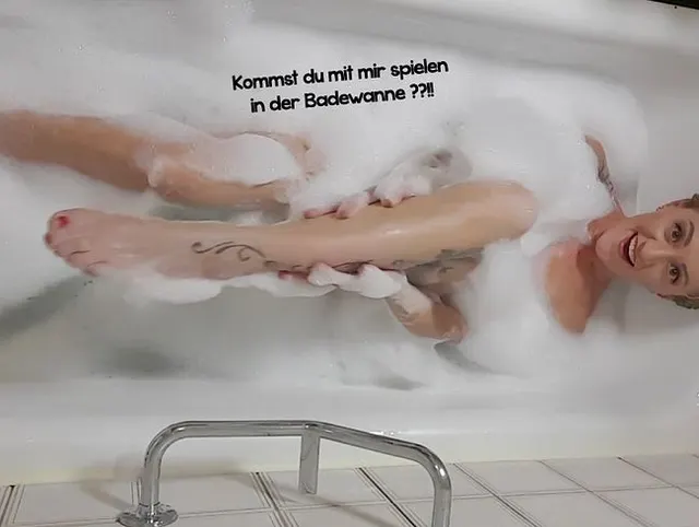 Kommst du mit mir spielen in der Badewanne??!!!!!!!