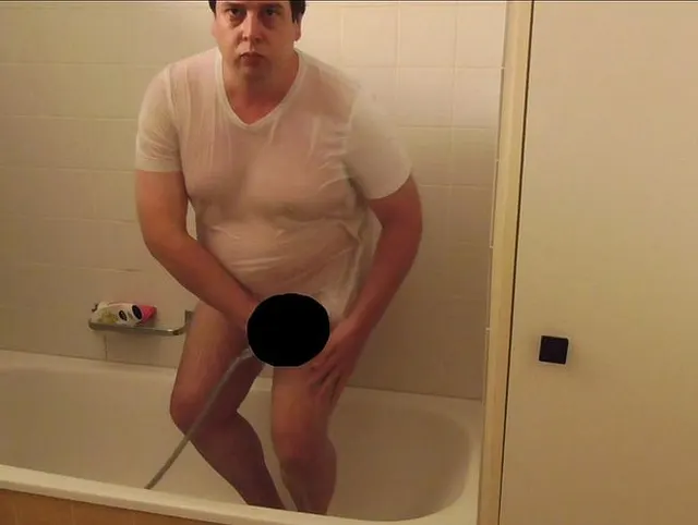 Behaarter Pasci unter der Dusche