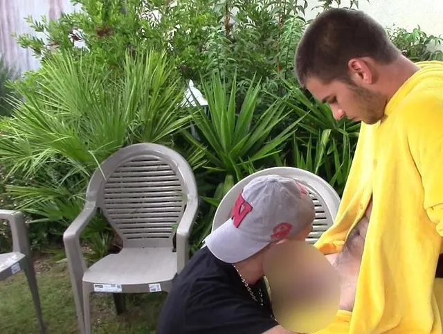 Sextape divertido con POKEMON que me follan en el jardín