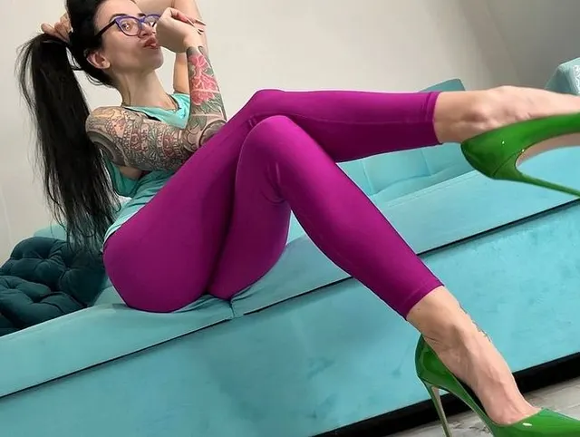 Leggings, Yogahosen an mir, dazu grüne High Heels mit 12 cm Absatz, die meine Figur necken.