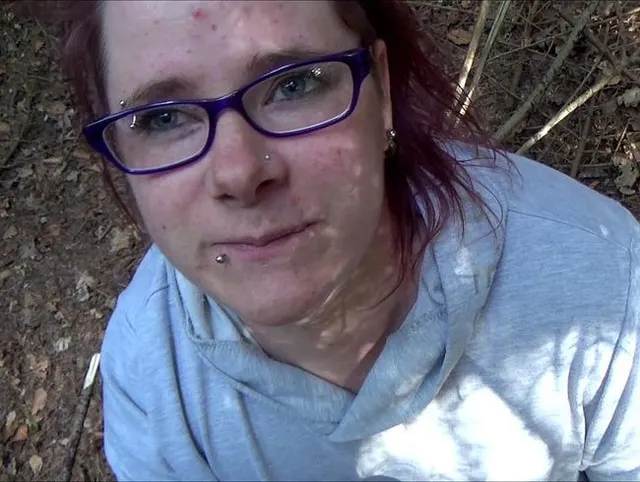 Ficken im Wald - Erst Nuckeln dann in die Muschi spritzen