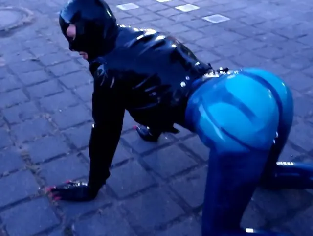 Laxie in transparenten blauen Leggings pinkelt und fickt sich weiter mit großem Gummidildo
