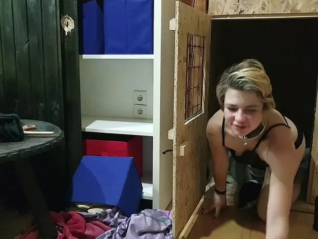 POV Blowjob vom ausgehungerten Dreckstück Emily nach einem Tag im Käfig