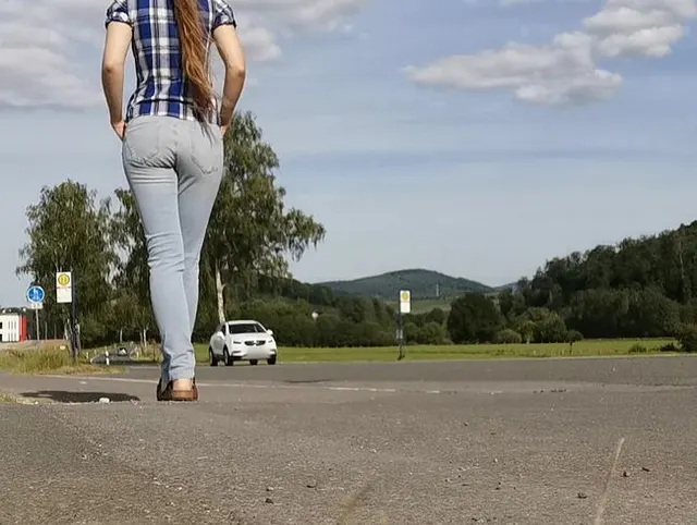 Jeans einpissen auf dem Präsentierteller und gesehen werden!!!