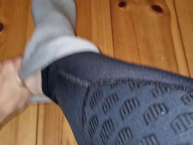 Reitsocken ausziehen und Füße zeigen