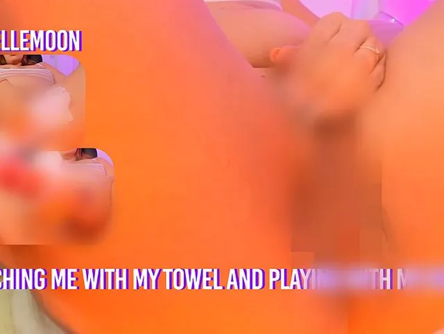 Ich berühre mich mit meinem Handtuch und spiele mit meinem Dildo.