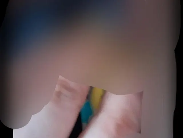 Clitrub im Höschen eines Badeanzugs