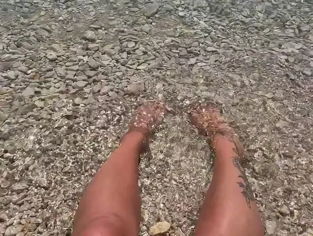 Füße im Meer abkühlen