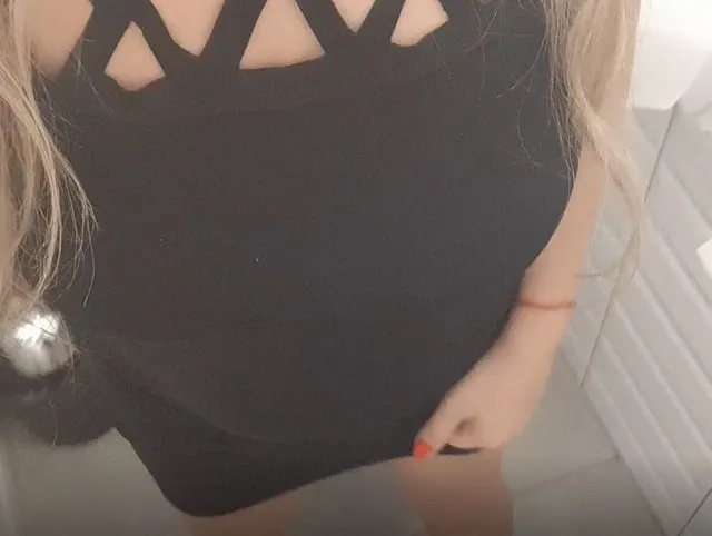 Heißes Girl in Skype-Muschi von der öffentlichen Toilette gezeigt