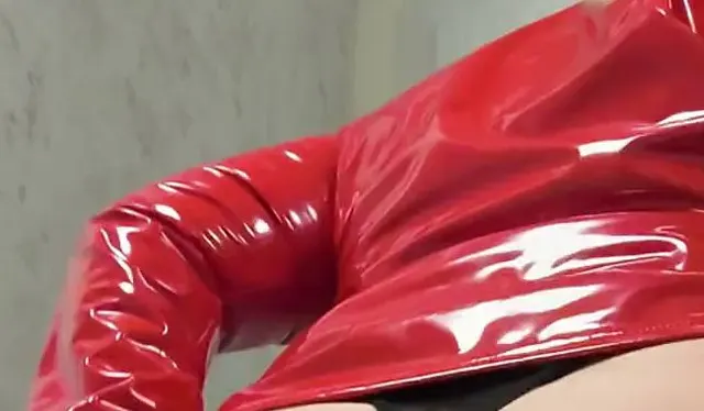Ich trage ein rotes Latexkleid. Gefällt dir das Rascheln und Geräusch von Latex?