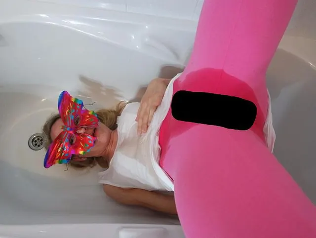 Ich habe in der Badewanne eine Kerze gemacht . . und mich dann schön vollgepisst . .