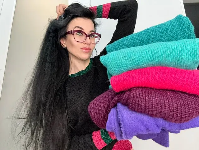 Sechs Pullover zum Anprobieren