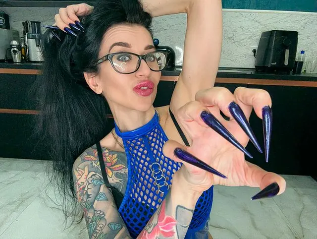DUNKELblaue lange Nägel, scharfe Stilettos, lange Finger, HEISSE Handjobs mit Spucke und blauem PVC auf