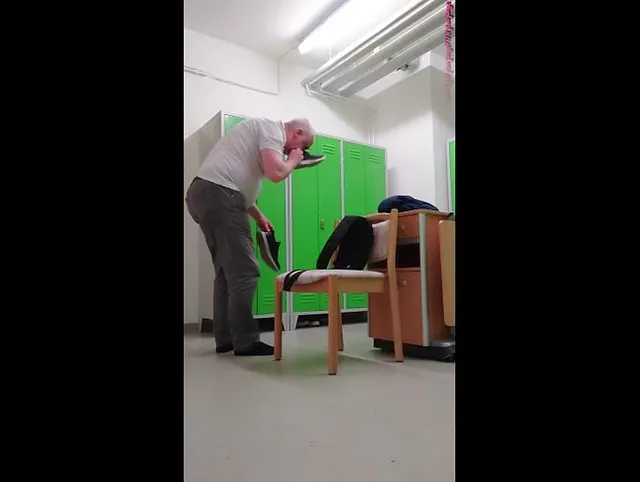 Erotischer Feierabend in der Umkleide