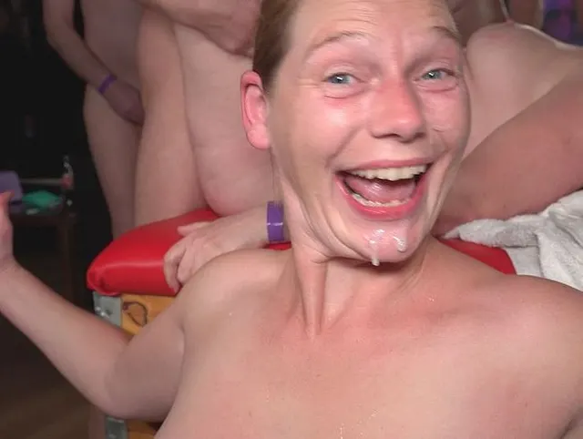 Gangbang mit 2 heißen Ladys und spritzfreudigen Herren Teil 3