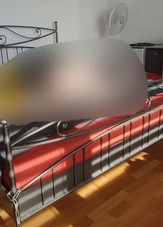 Er kommt ins Zimmer, benutz und fickt mich bis er mir einen Creampie gibt