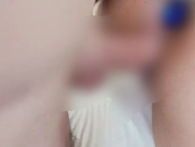 Sie lässt sich von großem Schwanz das Loch bis aufs äußerste dehnen und füllen