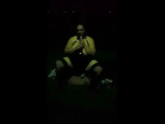 Outdoor mit dem Dildo befriedigt
