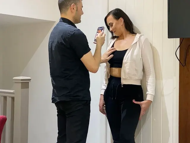 FUCKING Hot EHEFRAU, während ihr EHEMANN LiveStream sieht