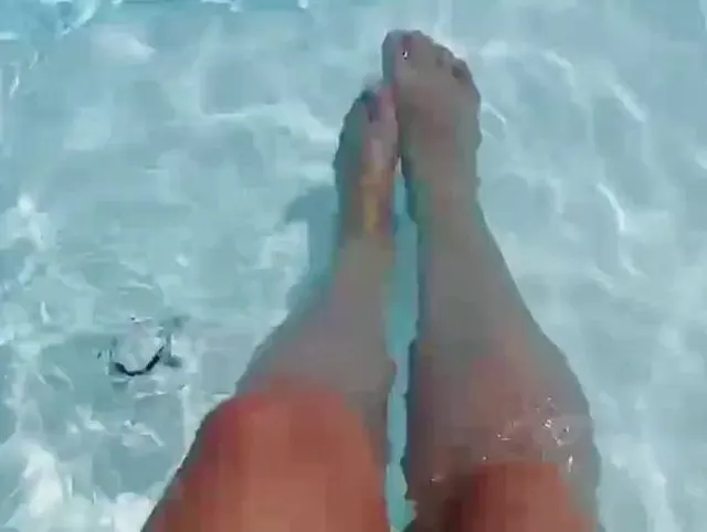 Süße Füße am Hotel-Pool Public (kein ton)