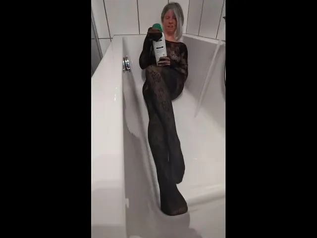 In Nylon und Netz in der Badewanne