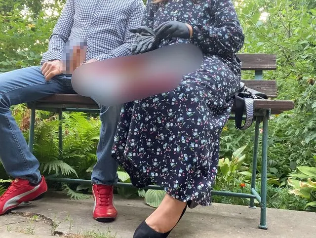 Hot Milf Handjob Latexhandschuh Schwanz im Freien und Handschuh für Cuckold Hubby nehmen