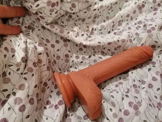 Milf liebt ihr Spielzeug einen Dildo bis zum Orgasmus