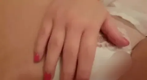 Nahaufnahme: wie die Finger unter nassem weißen Höschen gleiten!