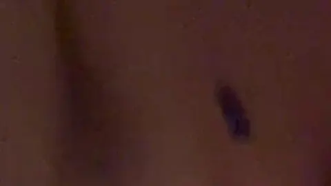 Ich habe eine süße Muschi und einen großen, saftigen Arsch und ich rasiere meine Muschi sehr gerne